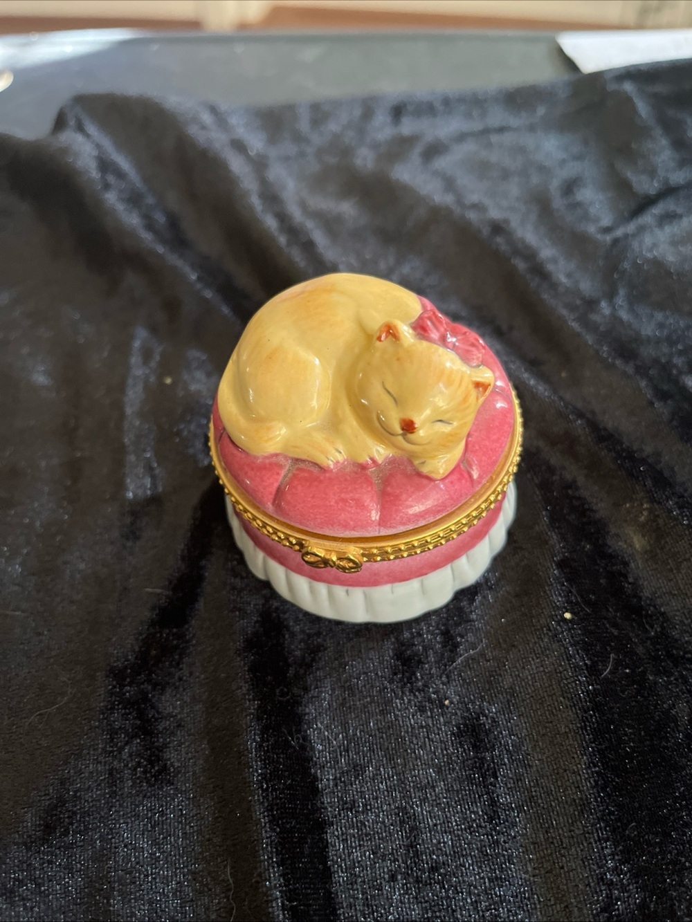 Vintage 1997 Leeber Hand-Painted Ceramic Sleeping Cat Trinket Box